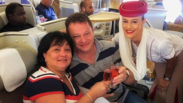 Стюардесса удивила своих родителей на борту авиакомпании Emirates из ОАЭ
