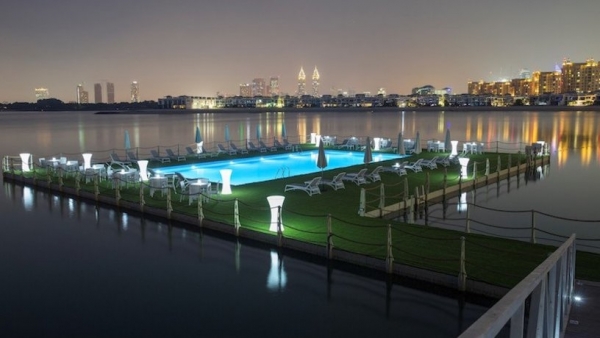 В Дубае запускают первый плавучий бассейн в стране